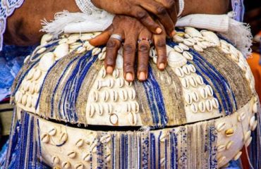 Vrai marabout africain sérieux Dognon préparant des rituels et solutions naturelles